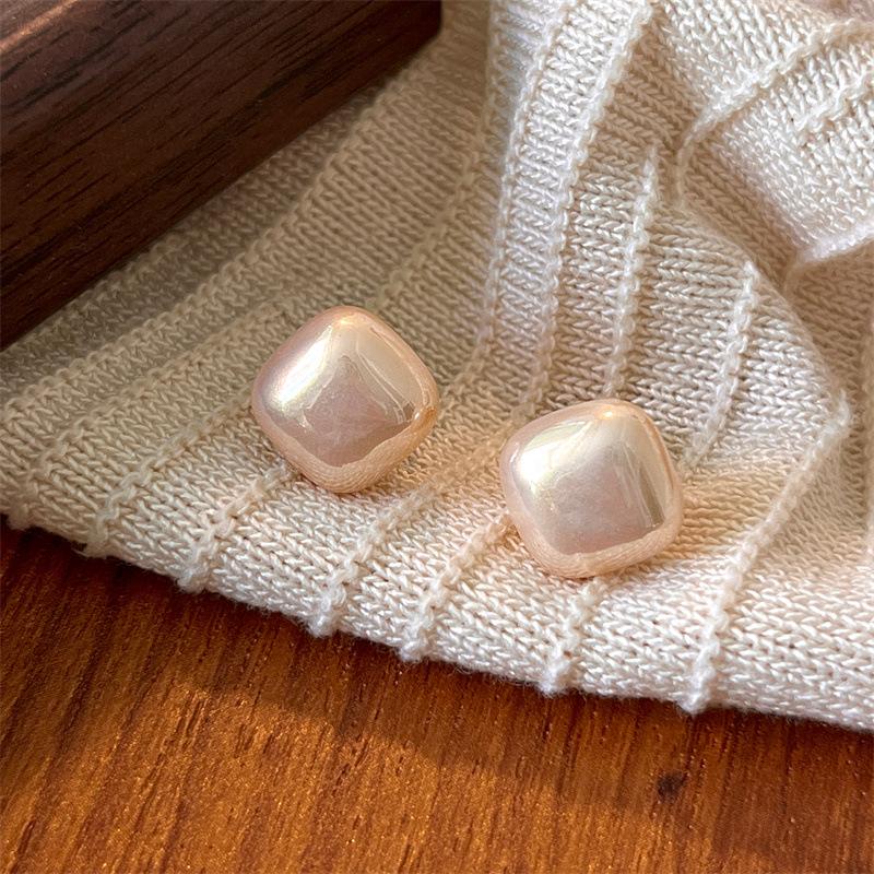 Маленькие серьги-гвоздики с жемчугом кубической формы - Изысканные серьги, которые идеально подходят для любого случая в жаркий летний сезон. Champagne color