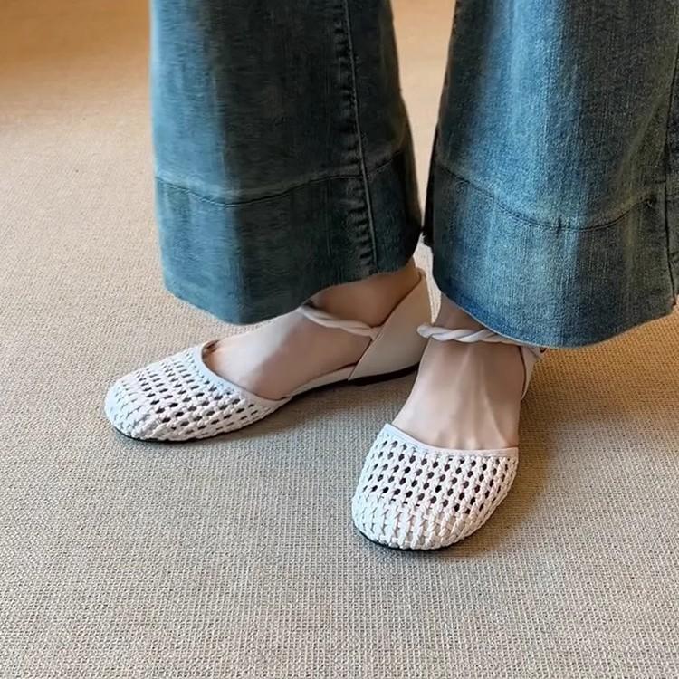 Spot version~ French woven hollow design outer wear soft leather sandals women's word with camellia round head flats