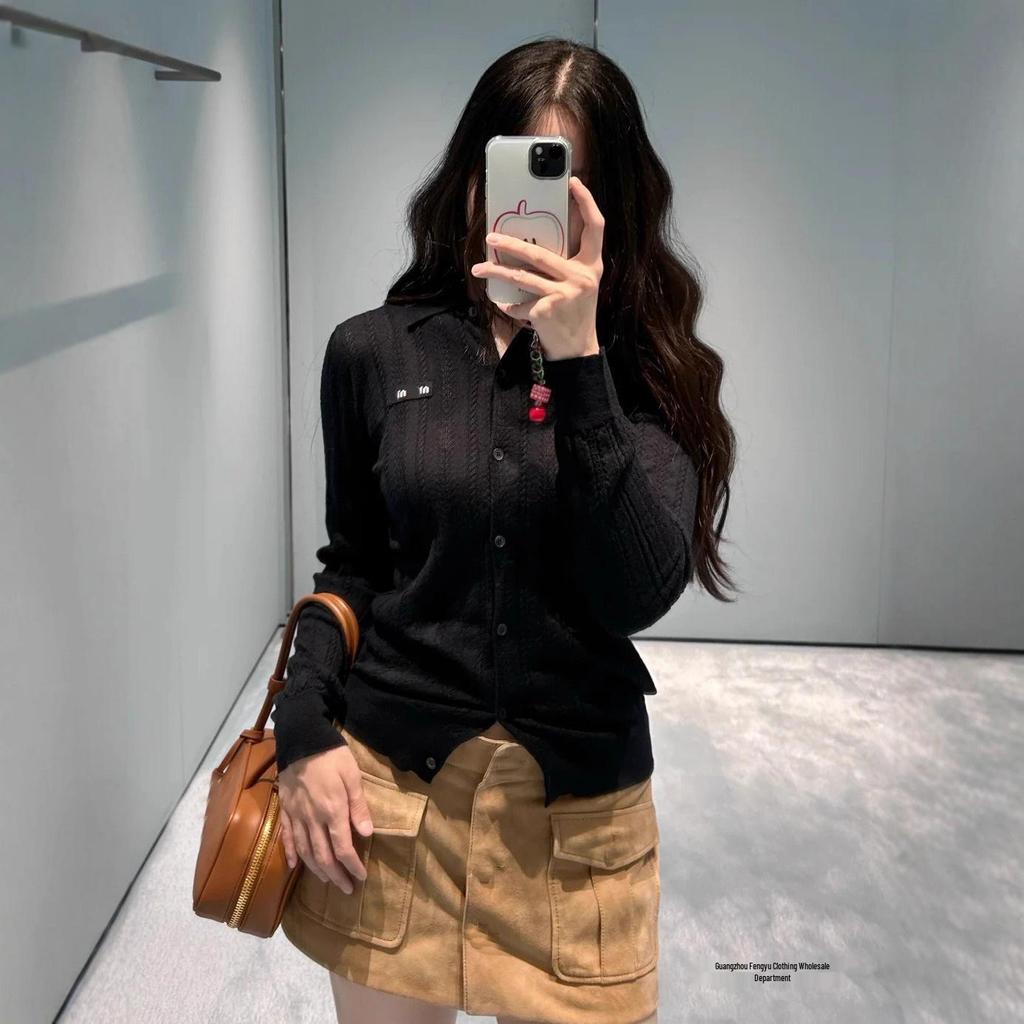 Nanyou Miu Serie: High-End Strick-Damen-T-Shirt mit hohlem Revers und langen Ärmeln, schlankmachender Frühherbst-Oberbekleidungstrend.