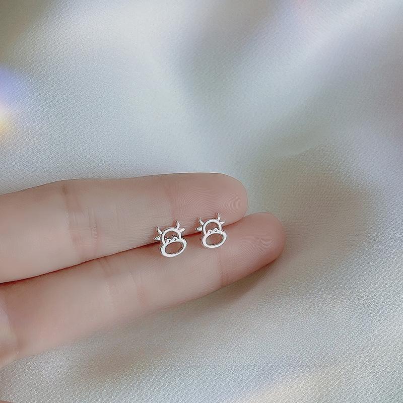 

Серьги года Быка зодиака Женские простые и компактные серьги в форме тельца Серьги в этом году серебряный