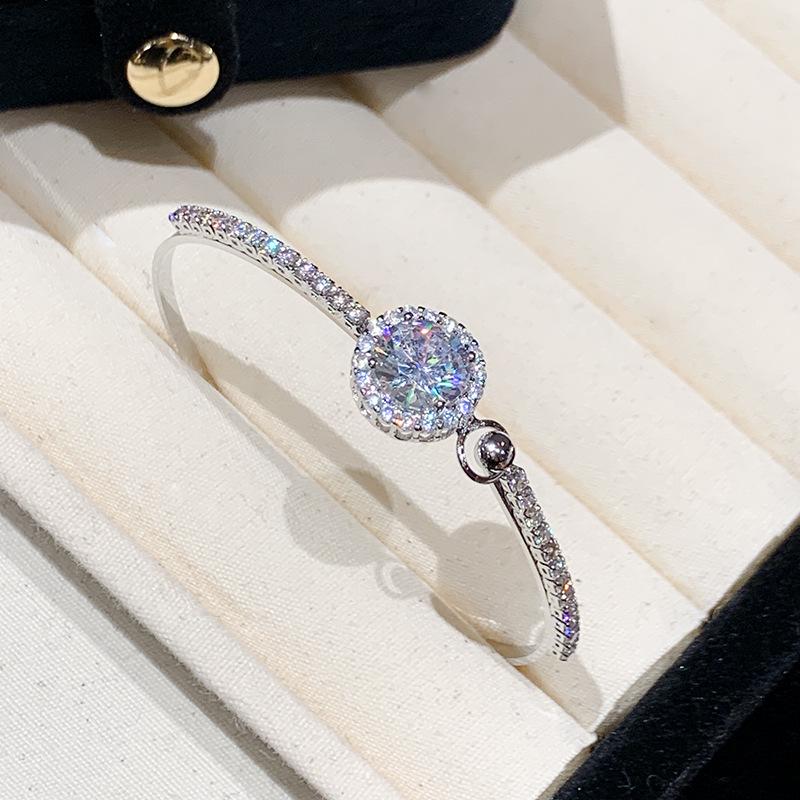 

Женский роскошный серебряный браслет с бриллиантами полной круглой огранки