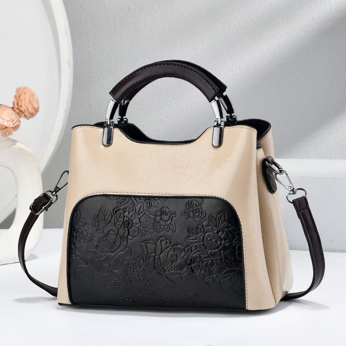 

2026 New Vintage Embossed Women s Bag Oil Wax Leather Large Capacity Handbag Messenger Bag Chic Square Women s Tote Bag 24x12x20cm