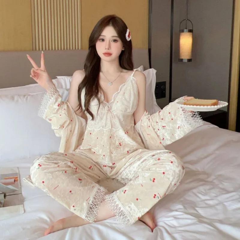 

Новая пижама для женщин на осень и зиму, брюки и халаты из гусиного бархата на тонких бретельках, комплект из трех предметов для женщин, милая и сексуальная домашняя одежда из кружева M