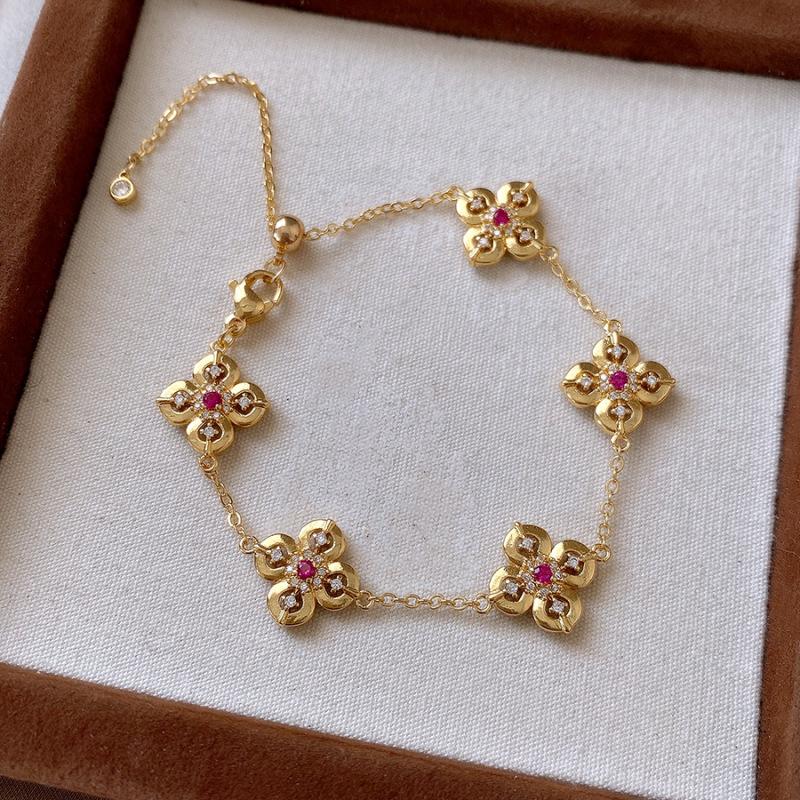 Gold-Plated Zircon Heart Bracelet: Exquisite, Versatile High-End Fashion Jewelry.