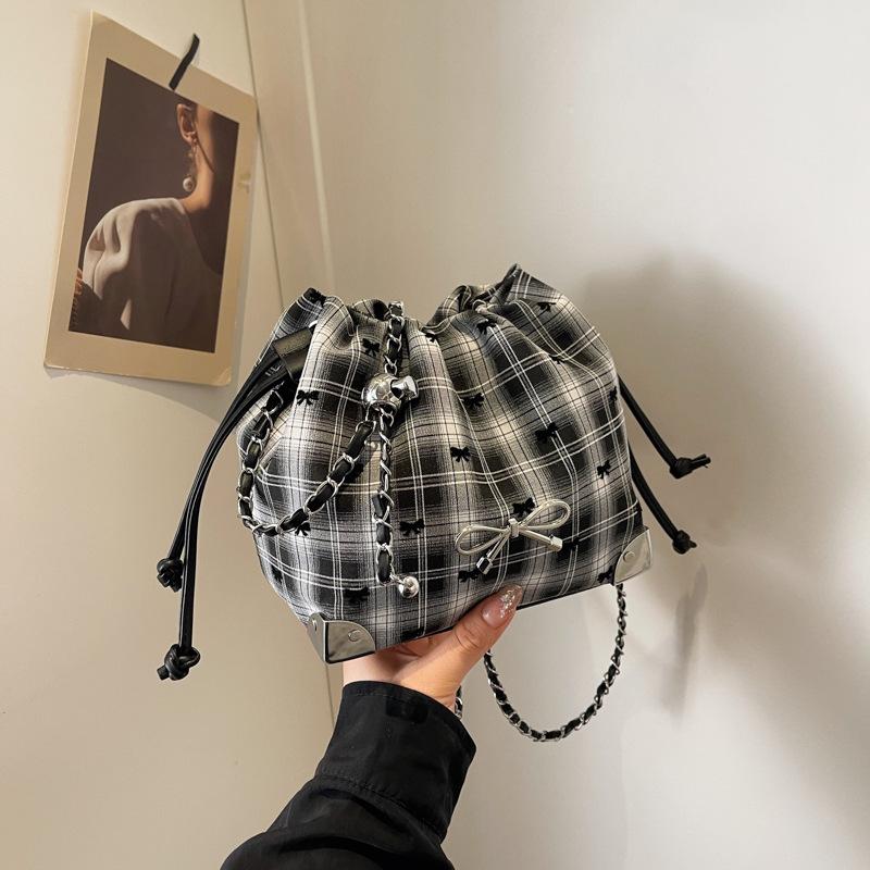 

Корейська нішева конструкція, проста повсякденна сумка через плече, жіноча осінь-зима 2024, нова в’язана сумка-відро