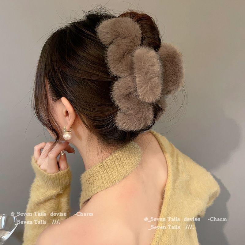 Large Plush Hair Claw Women For Thick Hair Autumn Winter Popular Shark Clip Niche Design Back Head Updo Hair Accessories