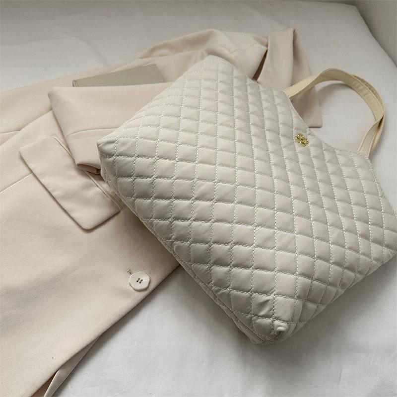 Street Style Womens Handheld Shoulder Bag With Quilted Design And Inner Pockets