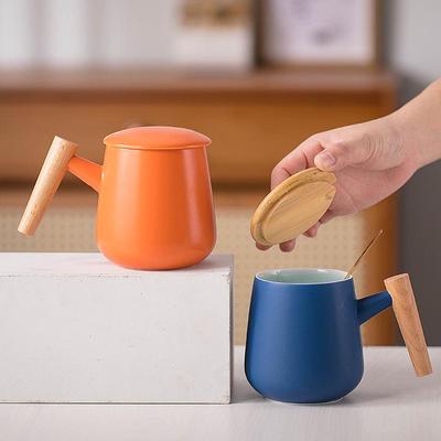 Nordische Keramik-Kaffeetasse mit Deckel & Löffel, Holzgriff, Individuell eingraviertes Logo - Perfekt für Büro & Paare.