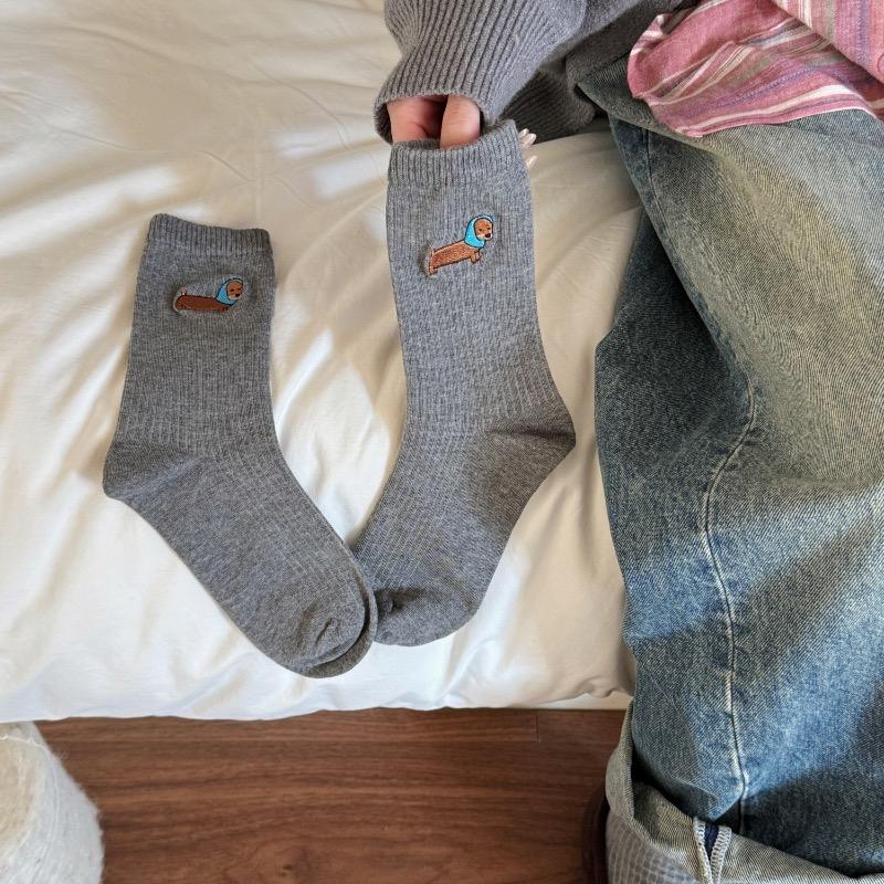 Cartoon Embroidered Dachshund Socks, Versatile for Autumn and Winter, Combed Cotton Sweat-absorbing Boneless Mid-calf Socks