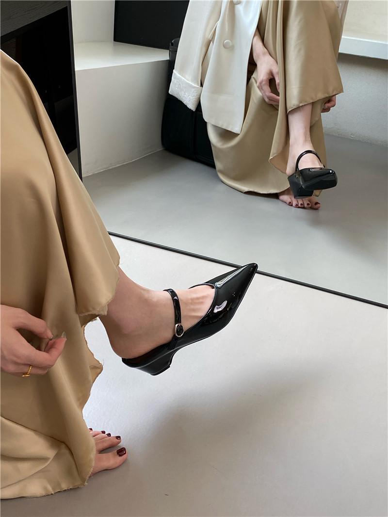 

Женские баотоу полушлепанцы 2025 весна темперамент нежный вечерний бриз острый носок пряжка на танкетке прохладные шлепанцы 40 чёрный