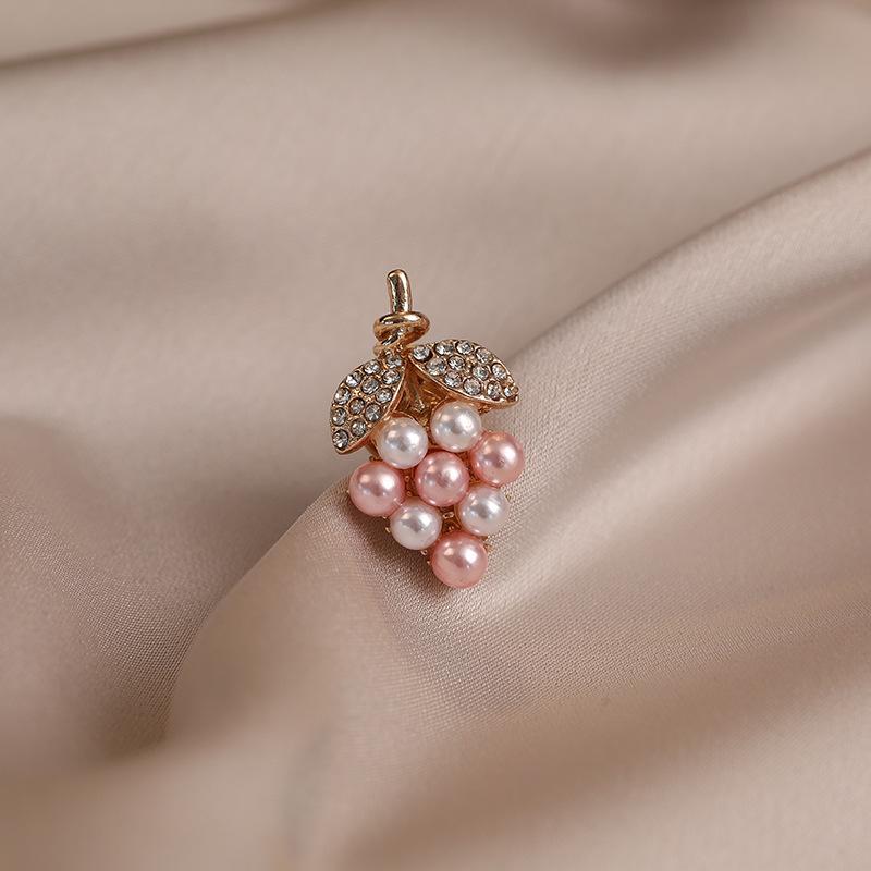 Elegant Butterfly Brooch: Luxurious Suit Accessory & Stylish Corsage for Women