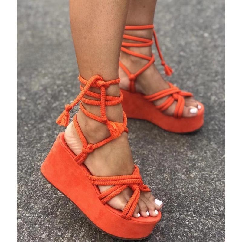 Dámské letní semišové sandály na klínku se silnou podrážkou pro rok 2022