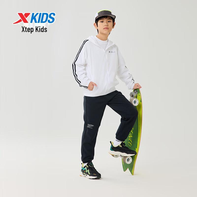 Xtep Kids' Unisex Lightweight Wrinkle-Resistant Running Windbreaker