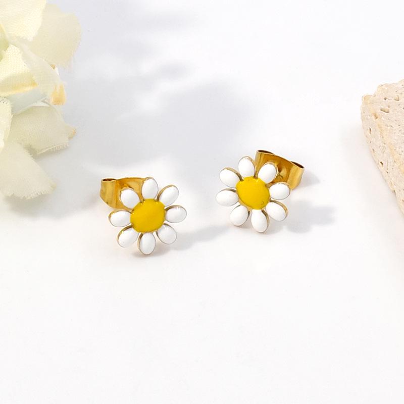 Little Daisy Gold Necklace & Earring Set: Fashionable Light Luxury Stainless Steel Flower Jewelry for Women