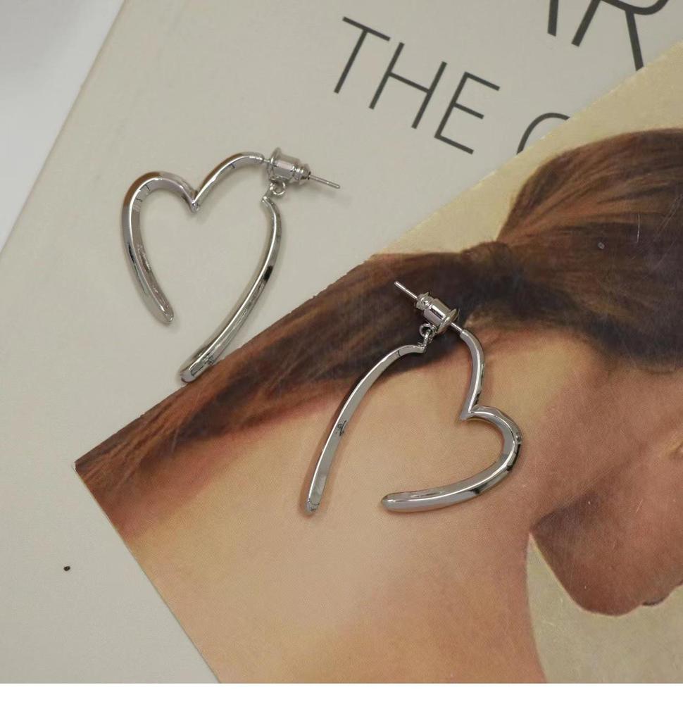 Gold Plated Heart Earrings: Cold Style Niche Design, No Piercing Ear Clips, Simple Mosquito Coil Ear Hoops for Women