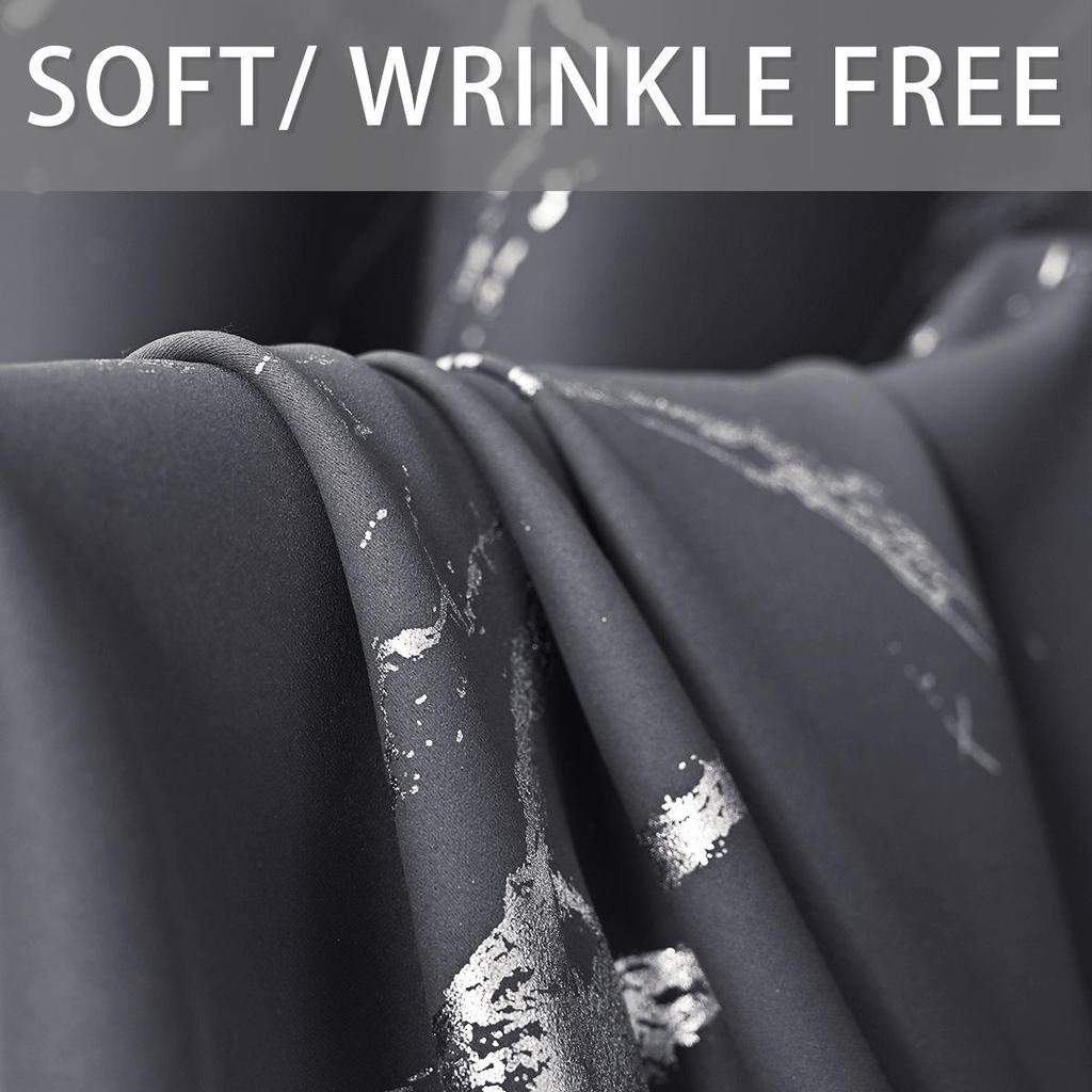 Czarno-białe zasłony zaciemniające z nadrukiem w srebrne wzory marmurowe, o wysokiej precyzji, do ochrony przed słońcem w salonie