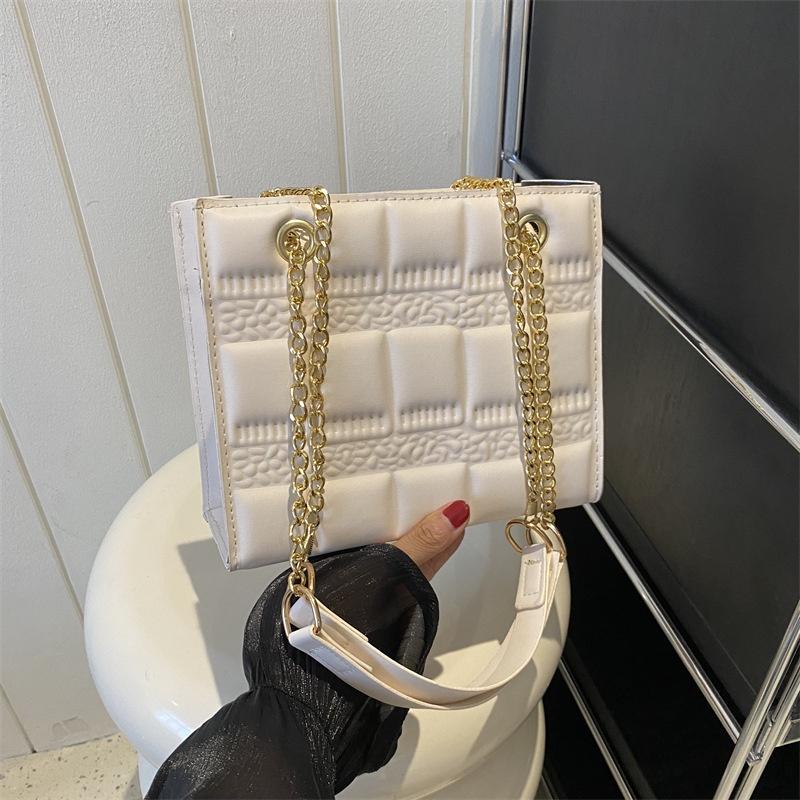 Fashionable Women's Chain Shoulder Bag 2023 Summer New Arrival Chic And Elegant Small Size Characters)