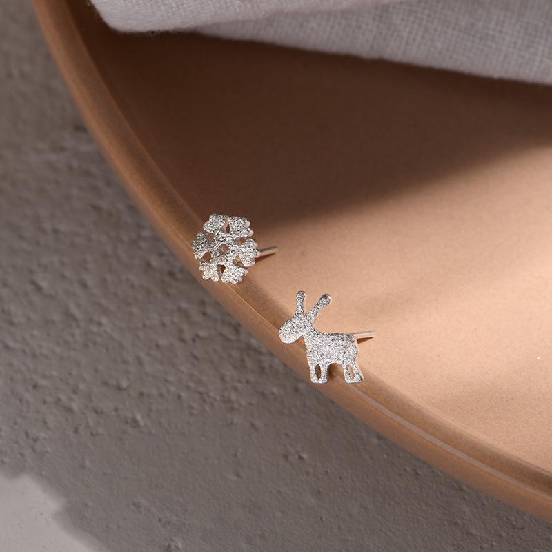 Korean Simple Snowflake Reindeer Stud Earrings - Cute Animal Christmas Gift
