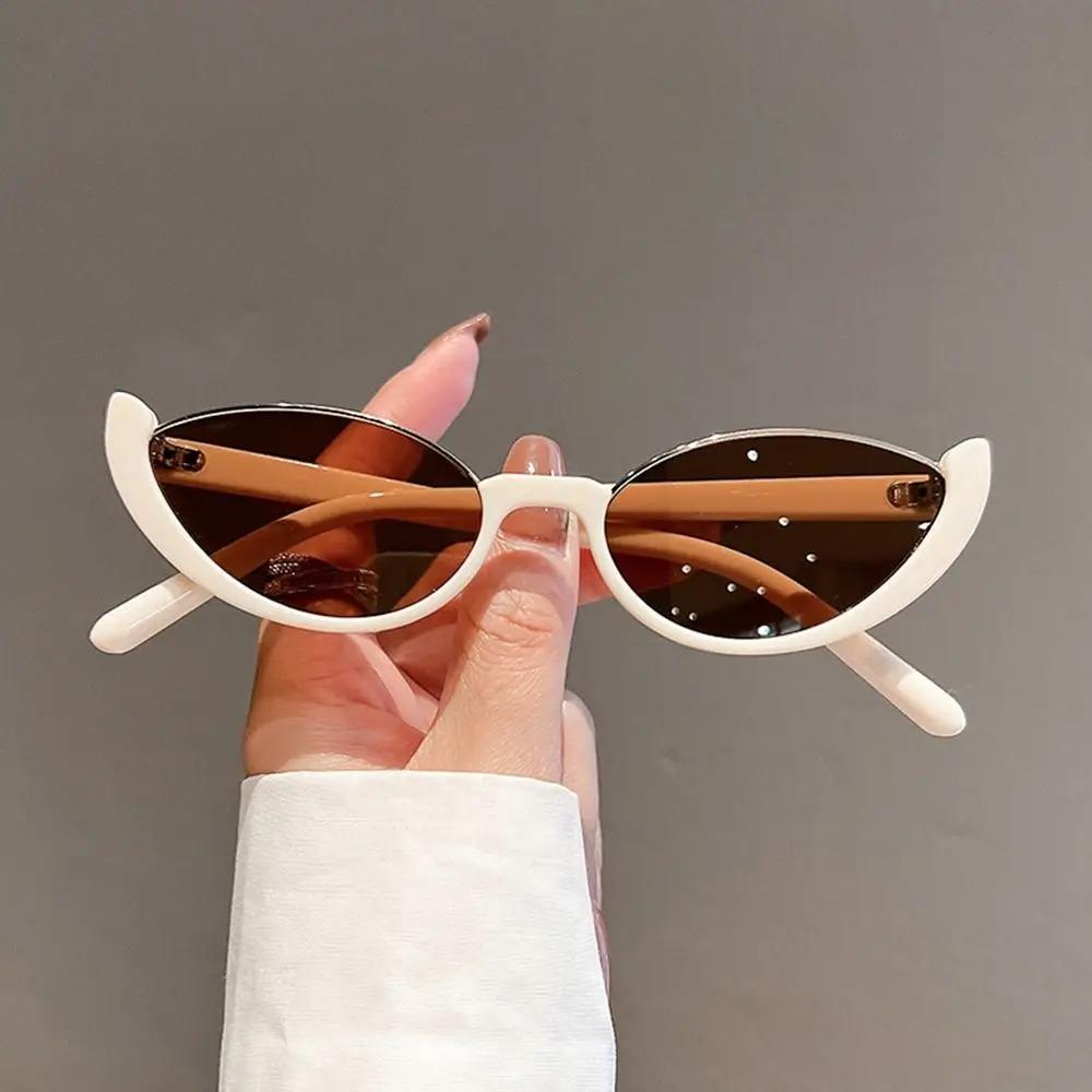 Vintage Små Cat Eye Solglasögon för Kvinnor Trendiga Halvbåge Solglasögon UV400 Mode Solglasögon Glasögon Sommar Anti UV Solglasögon
