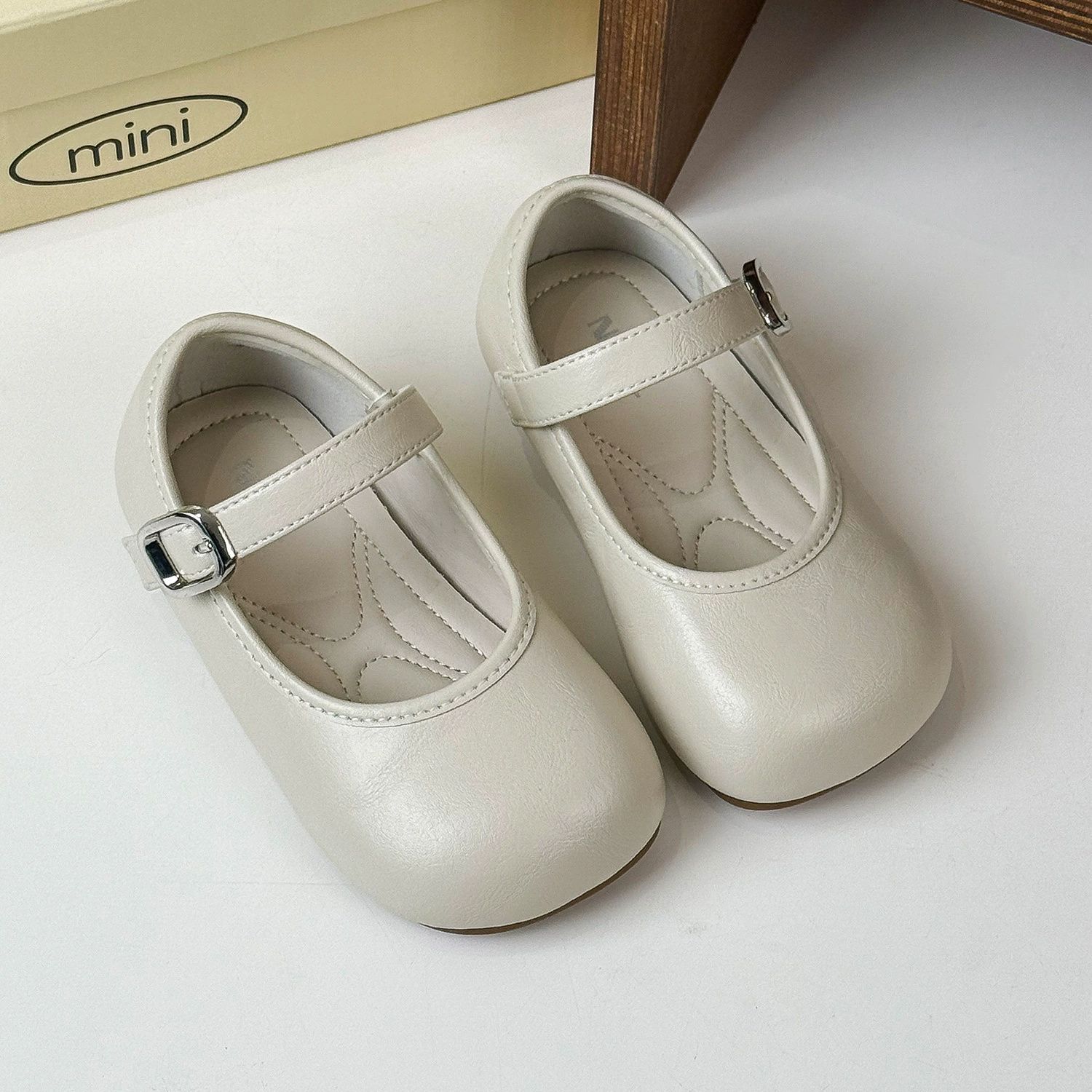 

Girls leather shoes Children s princess shoes Shallow mouth soft sole single shoes 2025 spring new girls shoes Little girls Doudou shoes 30