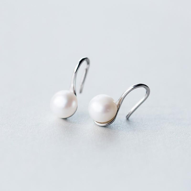 Freshwater pearl earrings, stud earrings, sweet white pearl ear hooks, versatile temperament, and high-end earrings.