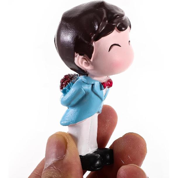 1 Pair Wedding Cake Topper Bride and Groom Resin Couple Statue Decorative Figurine Miniature Ornament for Cake Decoration