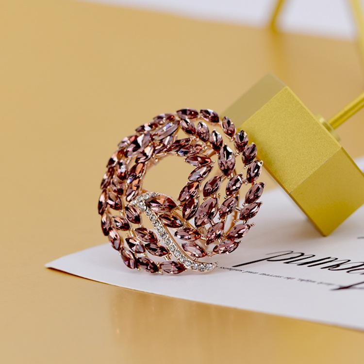 Elegant Retro Crystal Brooch: Versatile European & American Design for Women's Suits