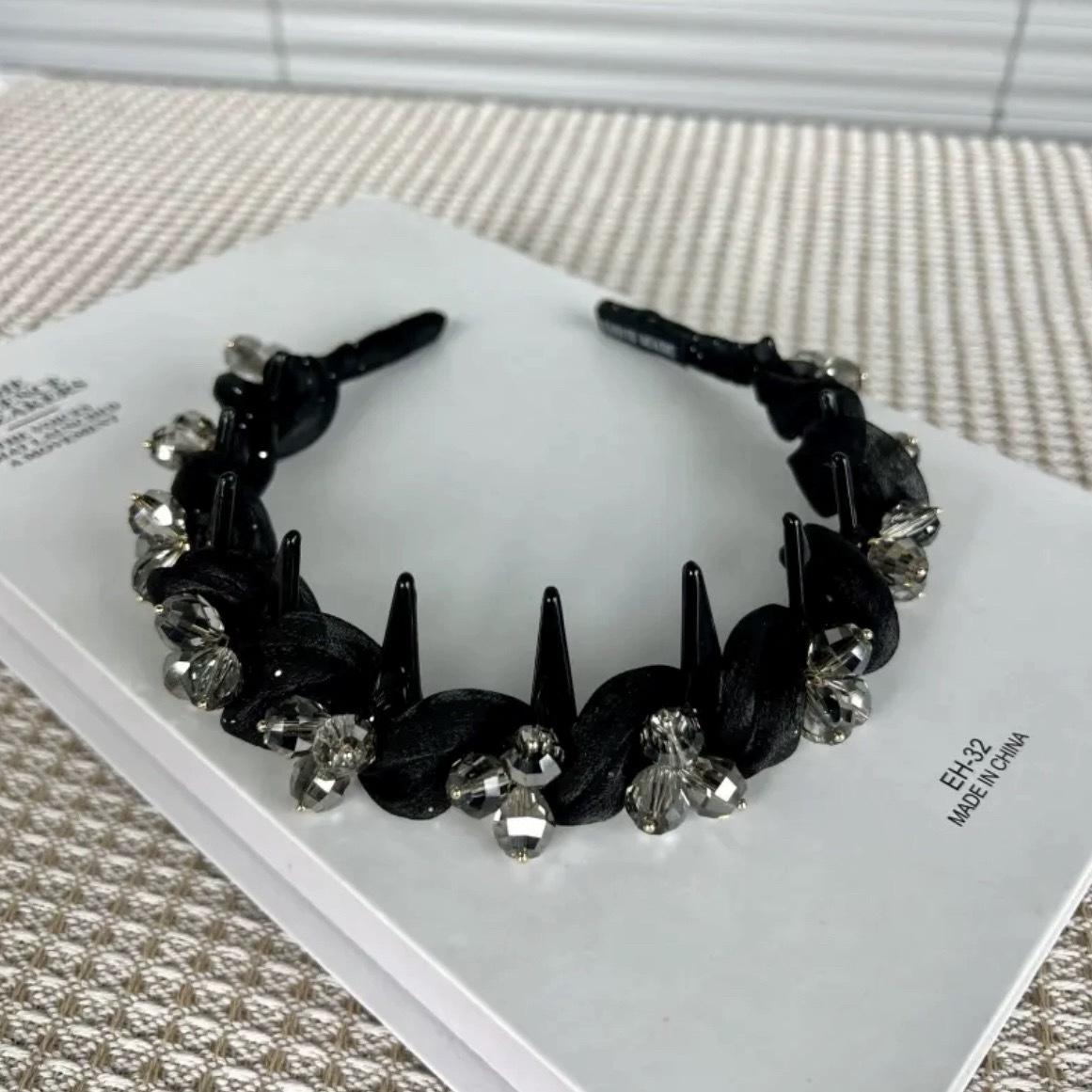

Elegant Atmosphere Lux Headband Hair Clip: Versatile, Gauze-Wrapped, Exquisitely Styled Accessory чорний