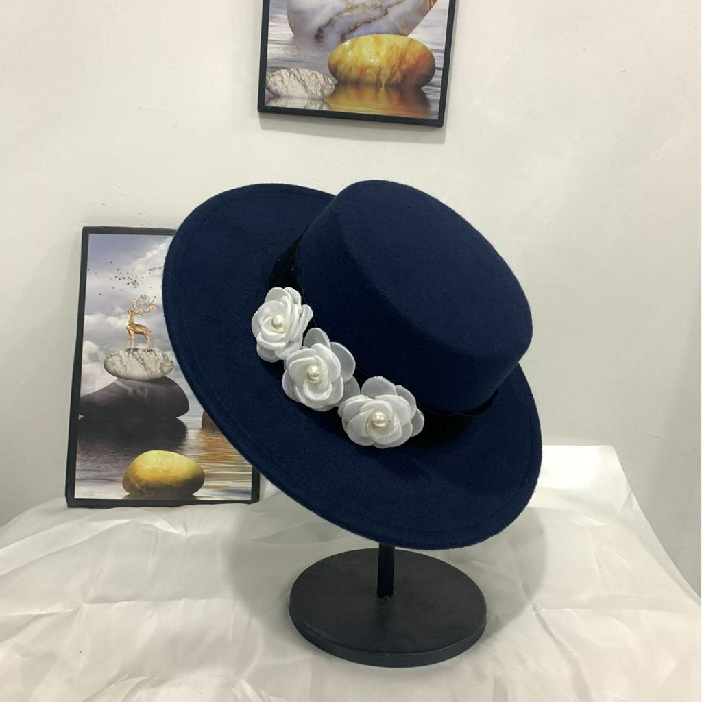 Autumn and Winter New Flat Top Top Top Hat Women's French Light Luxury Thousand Gold Woolen Hat Elegant Pearl Flower Top Hat Self-operated