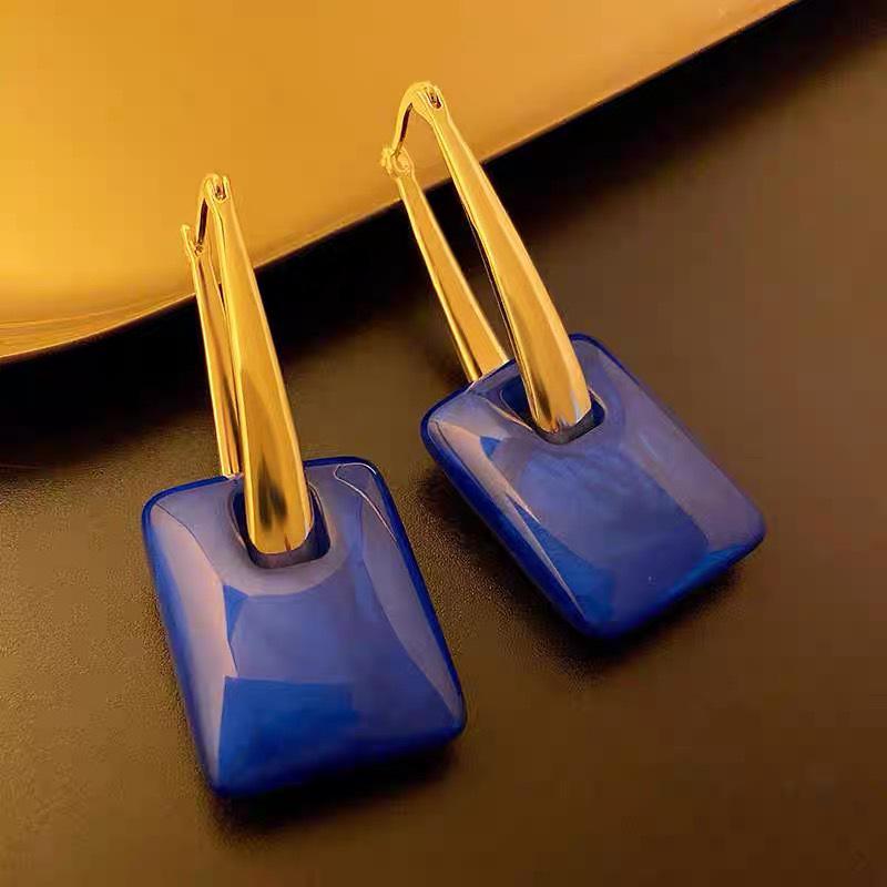 Elegant Retro Multi-color Ear Studs: Trendy Earrings for Women