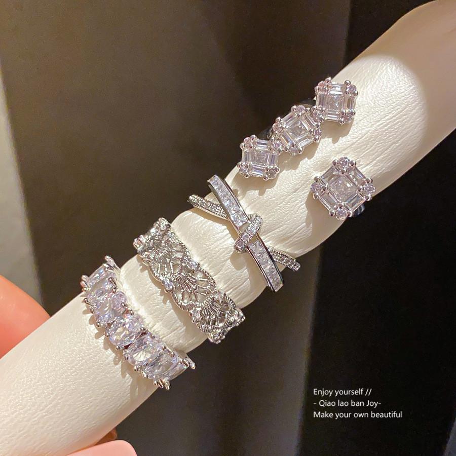 Anello Minimalista in Rame con Pietra di Zircone e Design Geometrico per Donne alla Moda