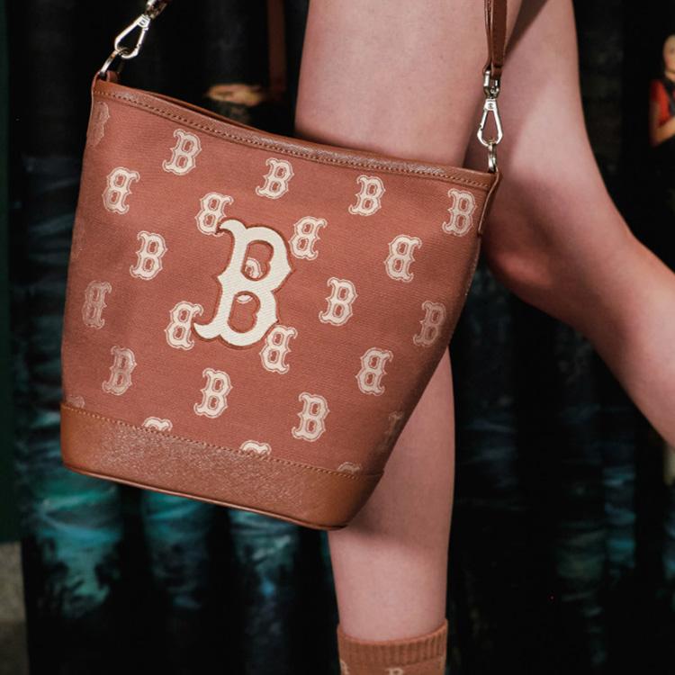 MLB SS23 New York Yankees Large Logo Print Vintage Floral Adjustable Shoulder Strap Casual Bucket Bag Women bags Brown 3ABML023N-43BRS