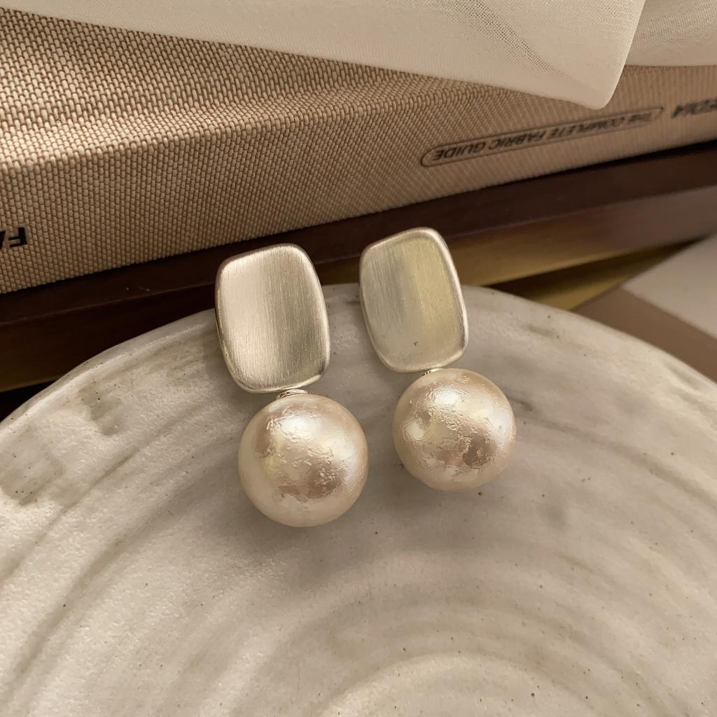 Gold Two-Color Minimalist Geometric Square Warm Pearl Stud Earrings Retro Metal Texture Elegant Pearlescent Temperament Earrings