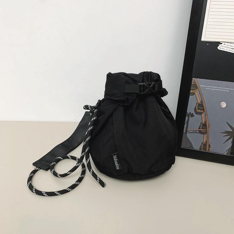 

Новая спортивная мини-сумка-ведро в стиле ветра, крутая сумка на шнурке для шеи, сумка с затягивающимся верхом, мужская и женская уличная сумка через плечо для мобильного телефона чёрный