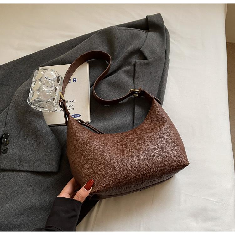 

2025 spring Korean new dumpling bag fashionable versatile high-quality texture handbag women s commuter niche shoulder bag темно-коричневого кольору