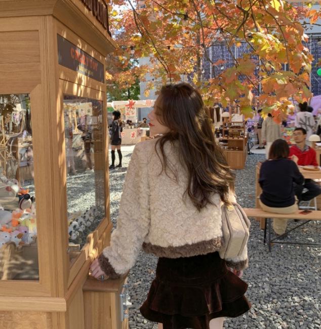 Women's Short Lambswool Coat - 2025 Retro Style, Autumn/Winter Plush, Loose Fit, Cotton-Padded Fur Design