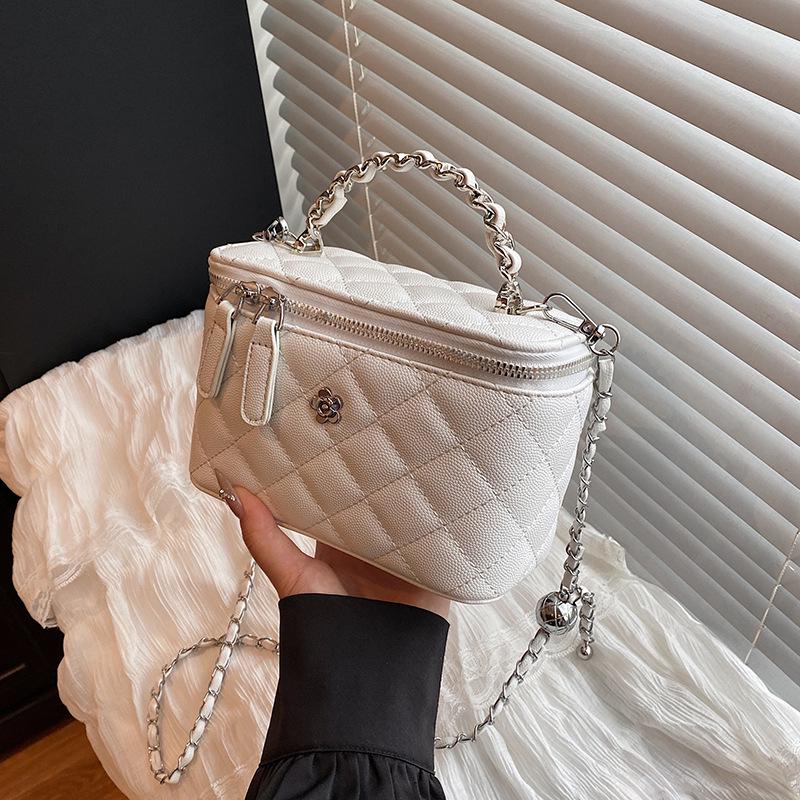 Trendy Women's Diamond Pattern Crossbody Bag - High-Quality Embroidery, Chain Shoulder Strap, Small Square Design