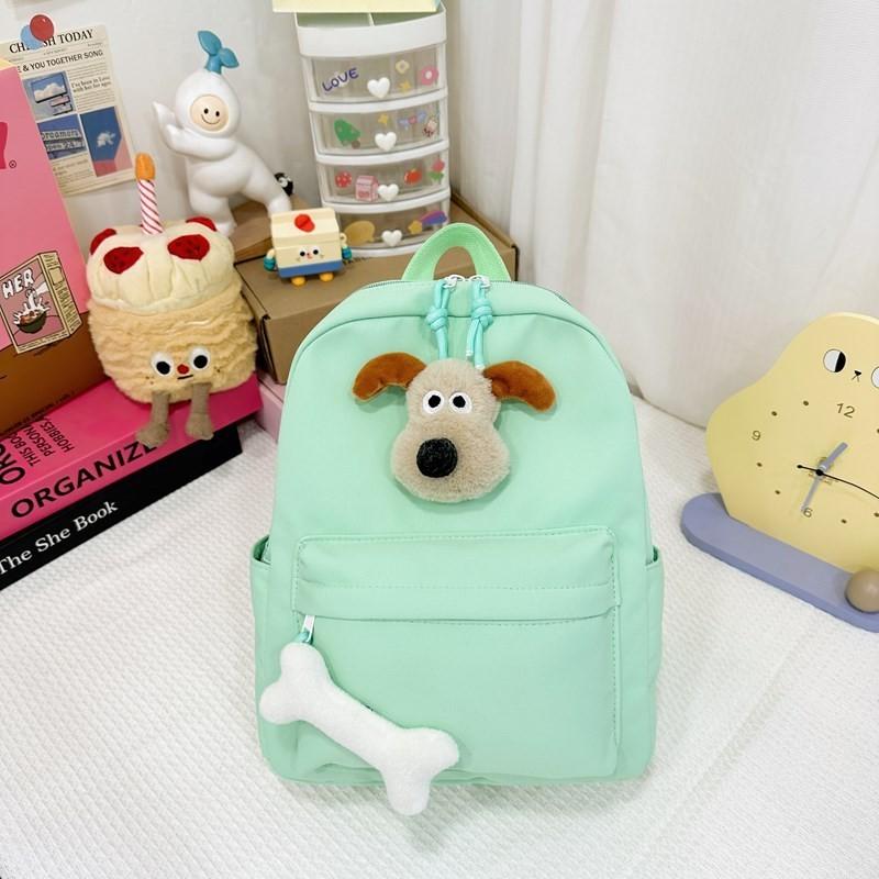 Entzückender Rucksack im japanischen Cartoon-Stil für Kinder in leuchtenden Farben, perfekt für den Kindergarten