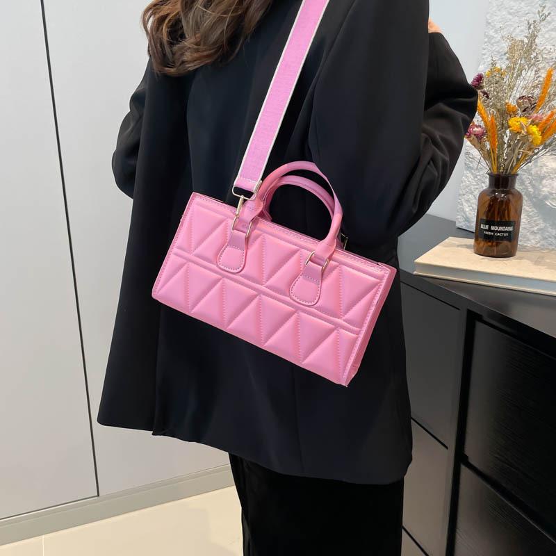 New high-end small bag, new fashionable versatile portable small square bag, broadband messenger bag.