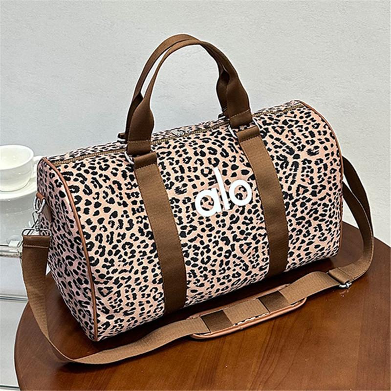 

Gym bag, handbag, training yoga bag, women s large-capacity leopard print short-trip business travel bag коричневий