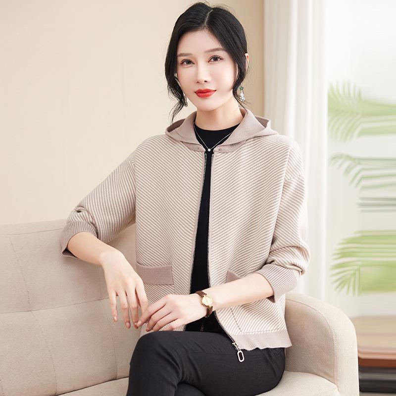 Stylish Autumn Hooded Cardigan for Middle-Aged Women – Age-Defying Knit Sweater Set for Spring and Fall