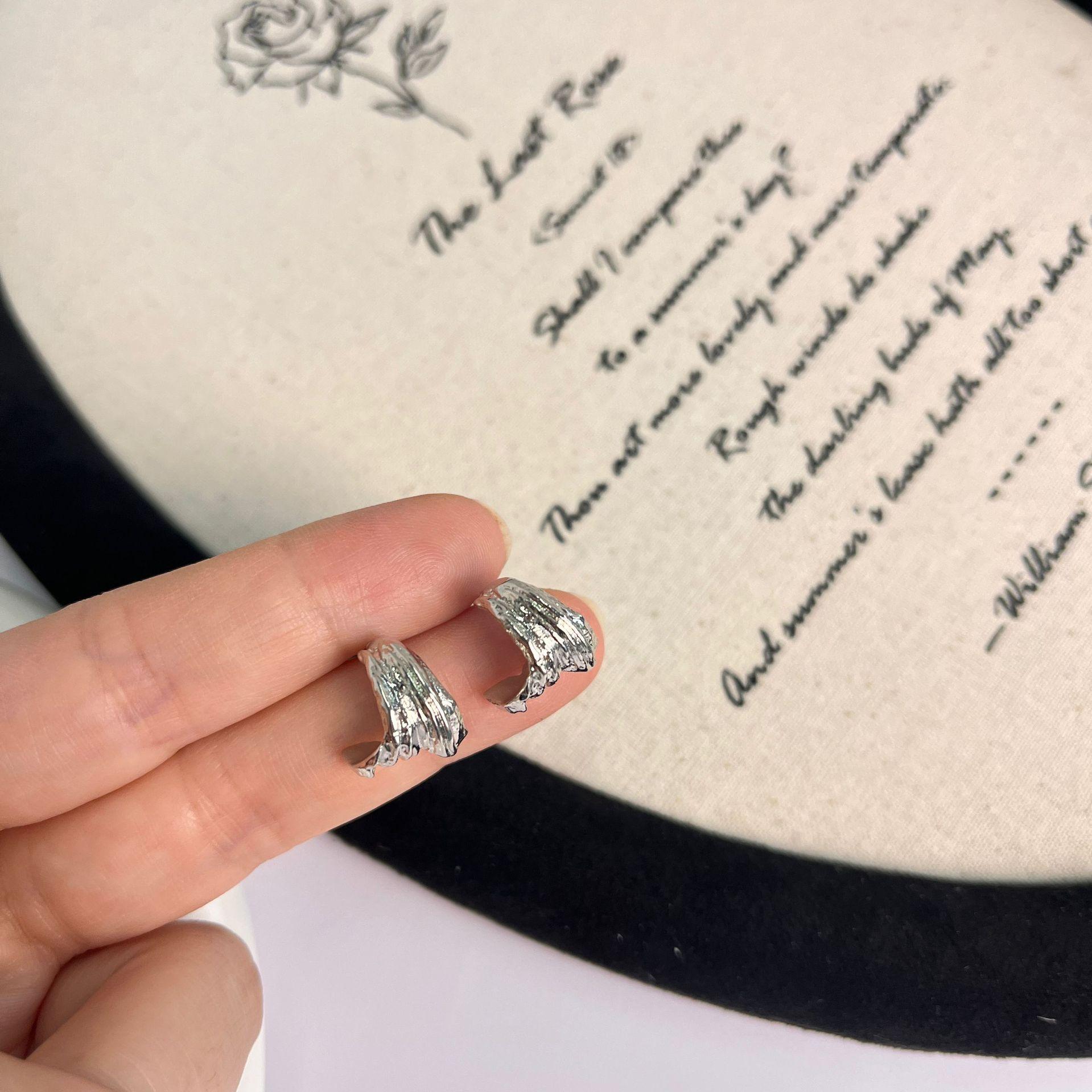 

Осенне-зимние новые модные серьги-гвоздики в форме листа, женские нерегулярные складки, серебряные иглы, нишевый дизайн, высококачественные украшения для ушей