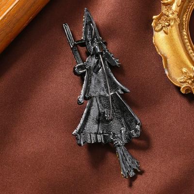 Riding a Broomstick Witch Brooch Personalized Halloween Celebration Atmosphere Chest Flower Brooch Buckle Gift