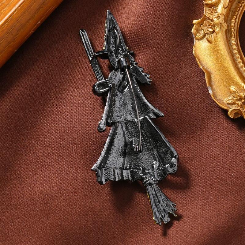 Riding a Broomstick Witch Brooch Personalized Halloween Celebration Atmosphere Chest Flower Brooch Buckle Gift