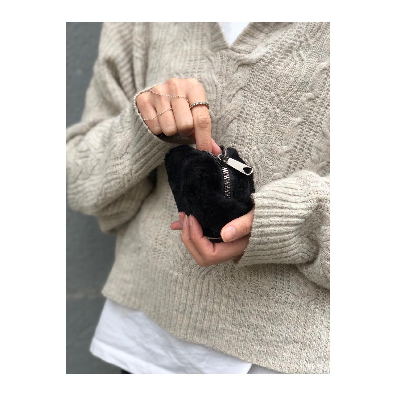 

Крошечный плюшевый бумажник с коррумпированными деньгами