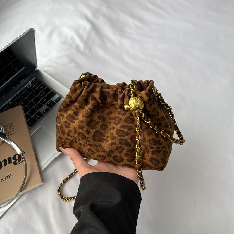 Leopard print bag women's 2025 new trendy niche super fire commuter shoulder bag suede chain crossbody bucket bag