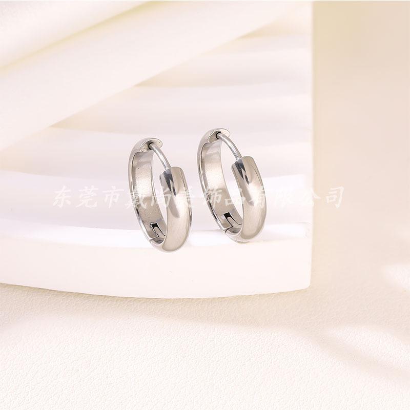 

European and American stainless steel earrings, high-end fashion stud earrings, versatile temperament, niche retro ins style earrings