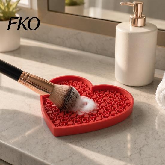 Dressing Table Accessory 3D Printed Makeup Brush Cleaning Mat, Heart-Shaped Scrubber Pad with Textured Zones, Beauty Tool Cleaner Portable