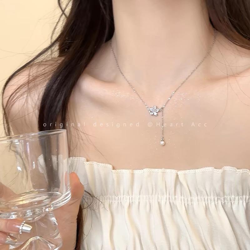 Women's Titanium Steel Bowknot Clavicle Necklace - Niche, Lightweight, Trendy Design.