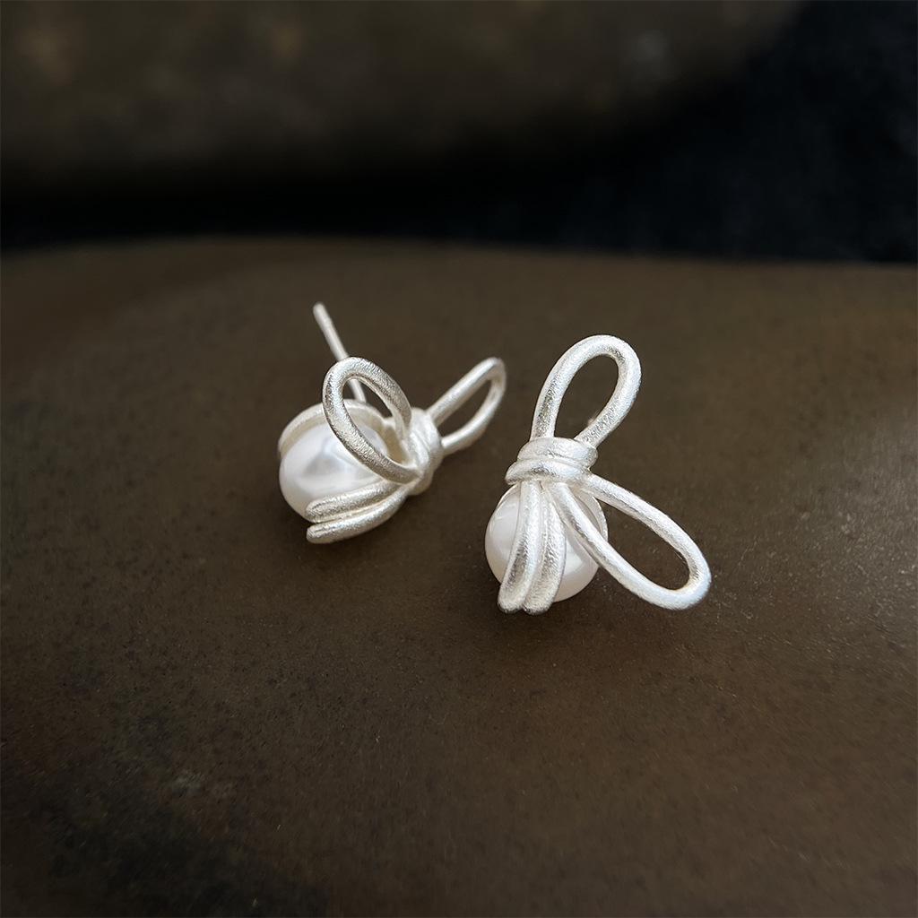 Originale matte Schleife Süßwasserperlen Ohrstecker - Eleganter minimalistischer Stil mit s925 Silbernadel.